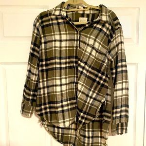 Olive green flannel from American Eagle. Size Medium.